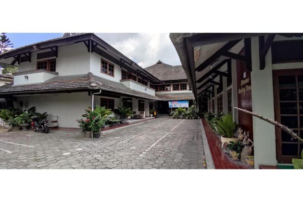 Komajaya Komaratih *